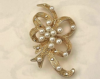 Gold Brooch pin Flower Bouquet with Faux Pearl BX53