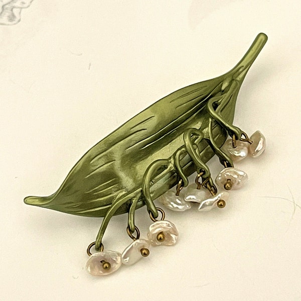 Green Leaf Brooch pin with Dangling Faux Mother of Pearl BX33