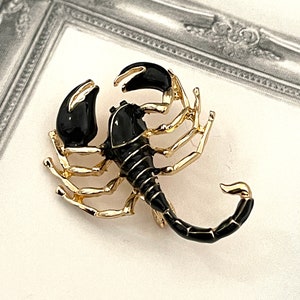 Vintage Jewelry Black Scorpion Brooch pin in gold tone BX30