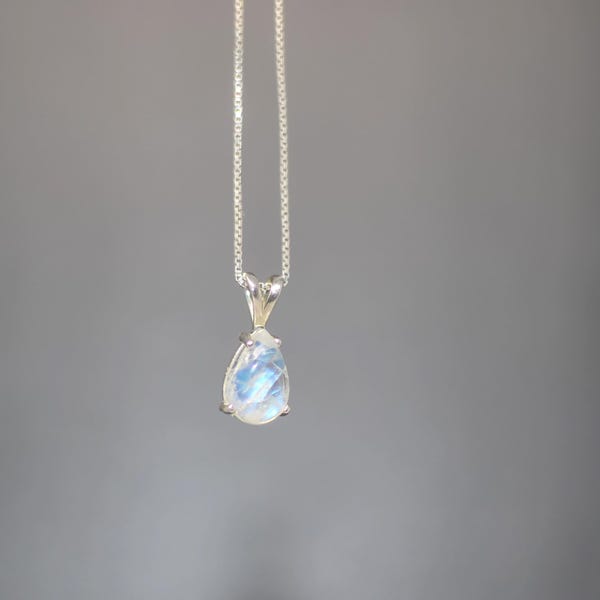 Collar con piedra lunar arcoíris en forma de pera en plata de ley / Collar wiccan para mujer / Delicado colgante de lágrima de luna azul