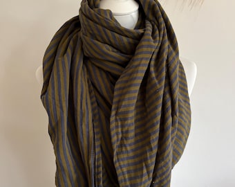 Écharpe XXL en mousseline rayée, style triangle, en mousseline bio, pour femme ; châle, écharpe de yoga, paréo, rayures vertes et bleues.