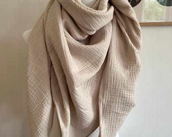 XXL mousseline sjaal licht zandkleurig, driehoekige sjaal, biologische mousseline damessjaal beige, mummiesjaal