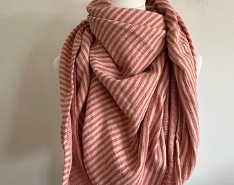 Écharpe triangulaire XXL en mousseline de coton bio à rayures, idéale pour femme ou maman ; serviette de yoga, paréo rose crème.