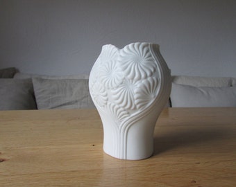 Kaiser Porzellan Bisquitporzellan schöne kleine vintage 70s design relief Vase 510