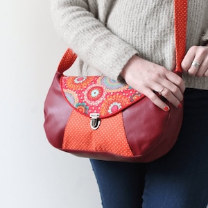 Sac besace femme bandoulière attache cartable simili cuir bordeaux et tissu rouge  et orange multicolore et pois