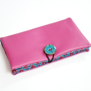 Cartera de acompañante para mujer en piel sintética rosa fucsia con tejido estampado geométrico azul y rojo