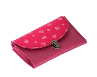 Dames portemonnee met daaraan een fuchsiakleurige kunstleren tas