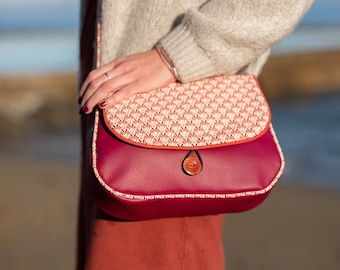 Bolso de hombro REVERSIBLE para mujer Sarah en piel sintética color rojo burdeos y tejido con estampado geométrico