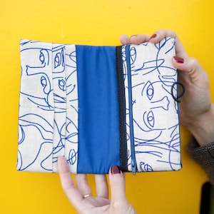 Portefeuille femme Picassa simili cuir bleu électrique tissu imprimé écru