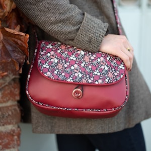 Sac bandoulière femme REVERSIBLE Julie en simili cuir rouge bordeaux et tissu imprimé fleurs