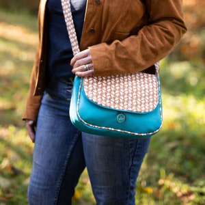 Sac bandoulière femme REVERSIBLE en simili cuir Lili bleu turquoise canard et tissu imprimé  fleurs orange