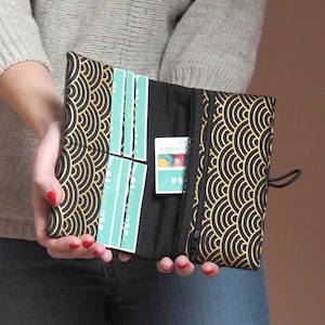Portefeuille femme Suzie simili cuir noir  tissu imprimé  noir et doré vagues