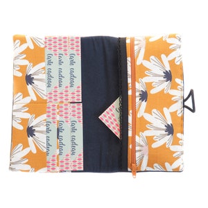 Portefeuille femme simili cuir bleu marine Maya et tissu imprimé jaune moutarde fleurs
