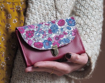 Porte monnaie femme attache cartable simili cuir rouge bordeaux et tissu imprimé fleurs style liberty