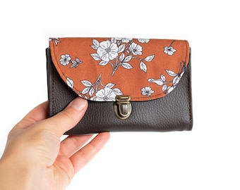 Porte monnaie femme attache cartable rétro Juliette simili cuir marron ébène et tissu imprimé rouille fleurs