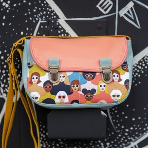 Sac à main bandoulière femme en simili cuir bleu et tissu imprimé multicolore les gens