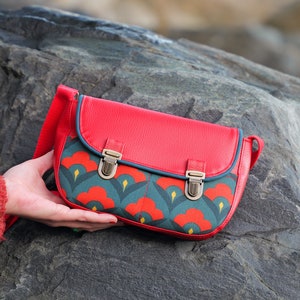 Sac à main bandoulière femme Clotilde en simili cuir rouge et tissu imprimé rouge vintage