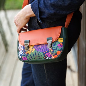 Sac à main bandoulière femme  Camille en simili cuir vert et tissu imprimé fleurs multicolores