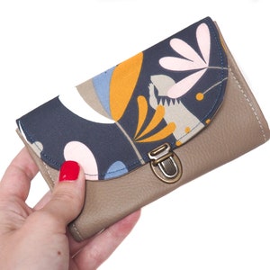 Porte monnaie femme attache cartable simili cuir et tissu imprimé taupe bleu et moutarde Alice