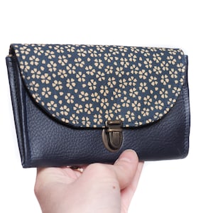 Monedero de mujer con cartera satchel de piel sintética azul marino flores de tela japonesa Léa