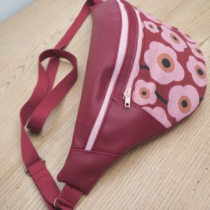 Sac banane femme l'Originale Simili cuir bordeaux et Coton imprimé rétro fleurs roses Paulette