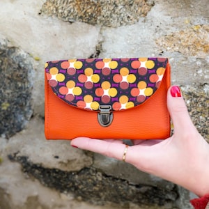 Monedero de mujer con cartera de piel sintética estilo retro óxido, círculos naranjas y tela estampada retro marrón óxido.
