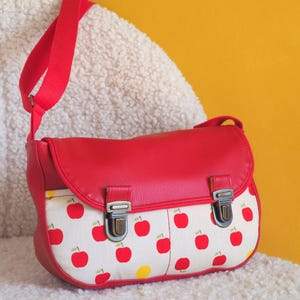 Sac à main bandoulière femme  Les Pommes en simili cuir rouge et tissu imprimé Pommes
