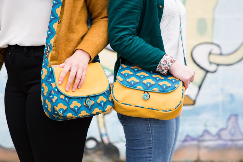 REVERSIBLE Paola women's shoulder bag in mustard yellow imitation leather and retro mustard yellow and turquoise printed fabric image 9