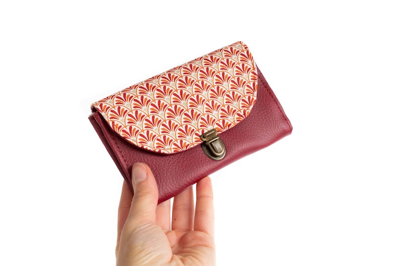 Damen-Geldbörse mit Retro-Sarah-Umhängetasche aus burgunderrotem Kunstleder und geometrisch bedrucktem Stoff Bild 2