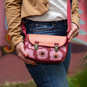 Sac à main bandoulière femme Paulette en simili cuir rouge bordeaux et tissu imprimé rose grosses fleurs rétro