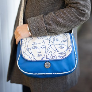 Sac bandoulière femme REVERSIBLE Picassa en simili cuir bleu électrique et tissu imprimé écru