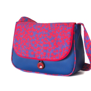 Sac bandoulière femme REVERSIBLE Yoko en simili cuir bleu électrique et tissu imprimé fleurs de cerisier rouge