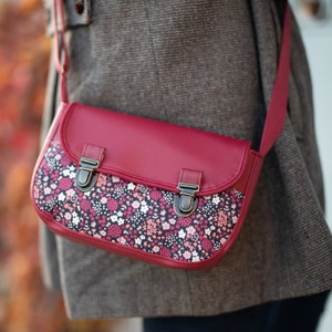 Sac à main bandoulière femme Julie en simili cuir rouge bordeaux et tissu imprimé fleurs