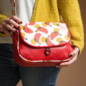 Sac bandoulière femme REVERSIBLE en simili cuir rouge et tissu imprimé rouge et moutarde Matilda