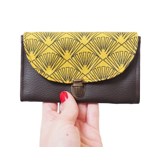 Porte monnaie femme attache cartable simili cuir marron ébène et tissu jaune moutarde