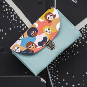 Porte monnaie femme attache cartable simili cuir bleu et tissu imprimé multicolore les gens