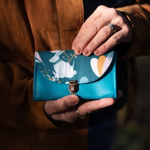 Porte monnaie femme attache cartable Moka simili cuir bleu canard et tissu imprimé lapins