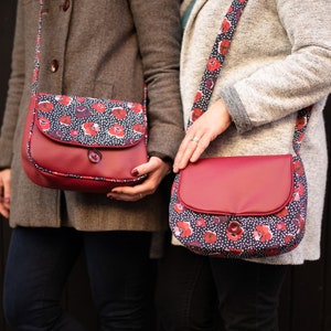 REVERSIBLE Poppy women's shoulder bag in burgundy red imitation leather and poppy and polka dot printed fabric image 2