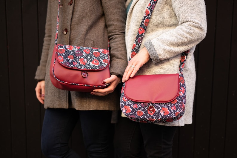 REVERSIBLE Poppy women's shoulder bag in burgundy red imitation leather and poppy and polka dot printed fabric image 2