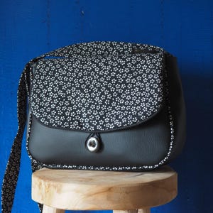 Sac bandoulière femme REVERSIBLE en simili cuir noir et tissu imprimé fleurs japonais