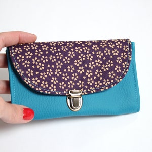 Porte monnaie femme rétro attache cartable simili cuir bleu canard et tissu japonais violet fleurs