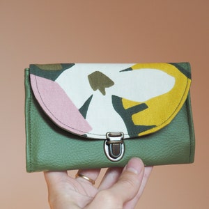 Porte monnaie femme attache cartable simili cuir vert kaki et tissu imprimé vert et rose