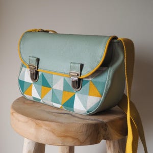 Sac à main bandoulière femme Sidonie en simili cuir vert et tissu imprimé moutarde triangles