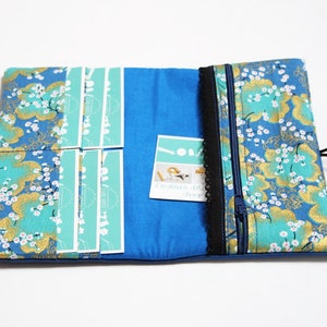 Portefeuille femme compagnon simili cuir bleu électrique tissu imprimé japonais bleu et doré fleurs