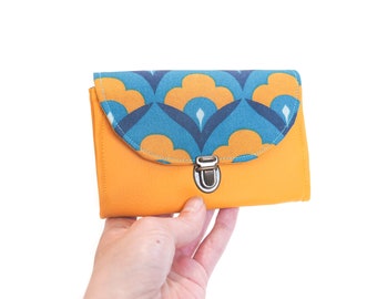 Porte monnaie femme Paola attache cartable simili cuir jaune moutarde et tissu bleu turquoise rétro