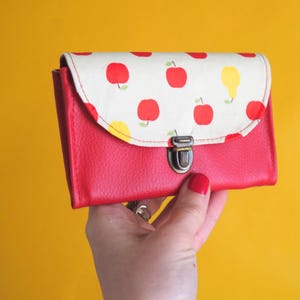 Porte monnaie femme Les Pommes attache cartable simili cuir rouge et tissu imprimé rouge Pommes