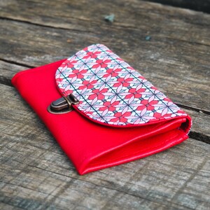 Porte monnaie femme attache cartable simili cuir rouge et tissu imprimé rouge vif géométrique