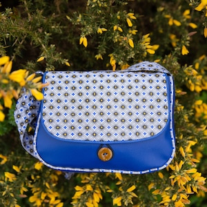 Sac bandoulière femme REVERSIBLE en simili cuir Sunny bleu électrique et tissu imprimé géométrique bleu et jaune