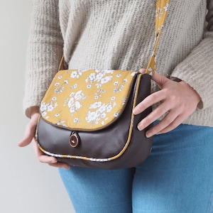 Sac bandoulière femme REVERSIBLE en simili cuir marron ébène et tissu imprimé  moutarde fleurs