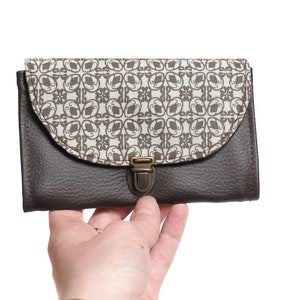 Porte monnaie femme attache cartable simili cuir marron ébène et tissu imprimé gris géométrique